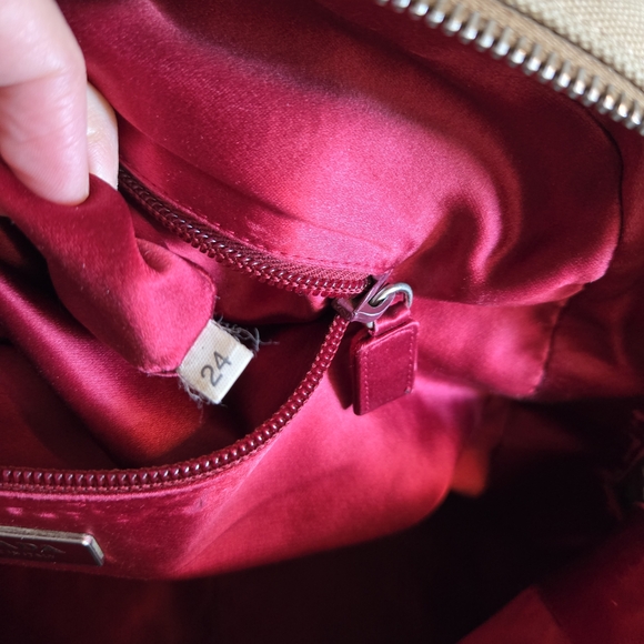 Prada Vintage Elegant Red and Cream Women's Handbag - Picture 9 of 9